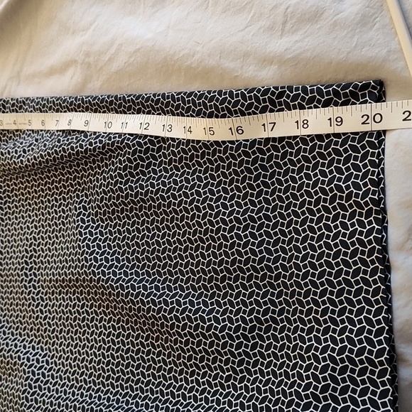 Talbot's Capri Pants Size 18P Zip Front Classic Black & White Geometric Print - Picture 10 of 12